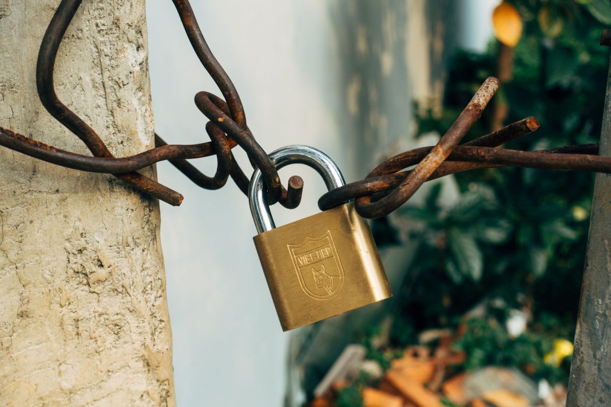 Wall-mounted key safe